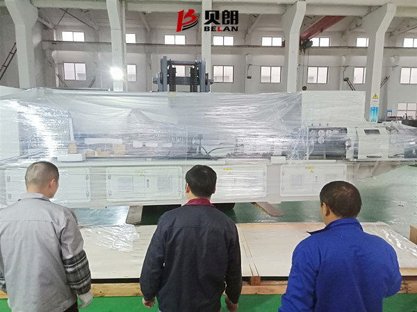 貝朗雙頭線材折彎機包裝中 貝朗雙頭線材折彎機包裝中