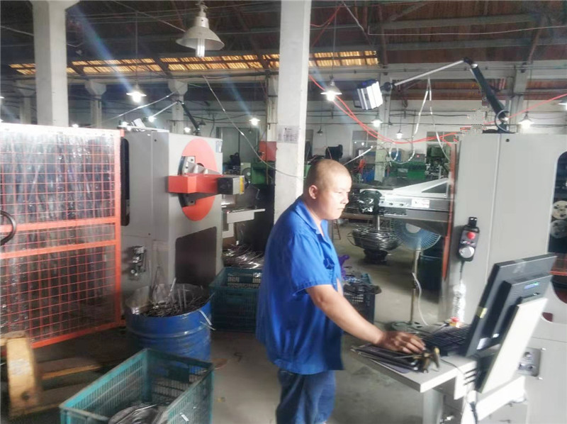 工作就像太陽(yáng)激 情似火——數(shù)控轉(zhuǎn)頭線材成型機(jī) 工作就像太陽(yáng)激 情似火——數(shù)控轉(zhuǎn)頭線材成型機(jī)