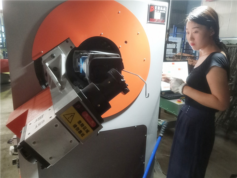 貝朗全自動(dòng)數(shù)控折彎?rùn)C(jī)女同志也能調(diào)試,你知道嗎? 貝朗全自動(dòng)數(shù)控折彎?rùn)C(jī)女同志也能調(diào)試,你知道嗎?